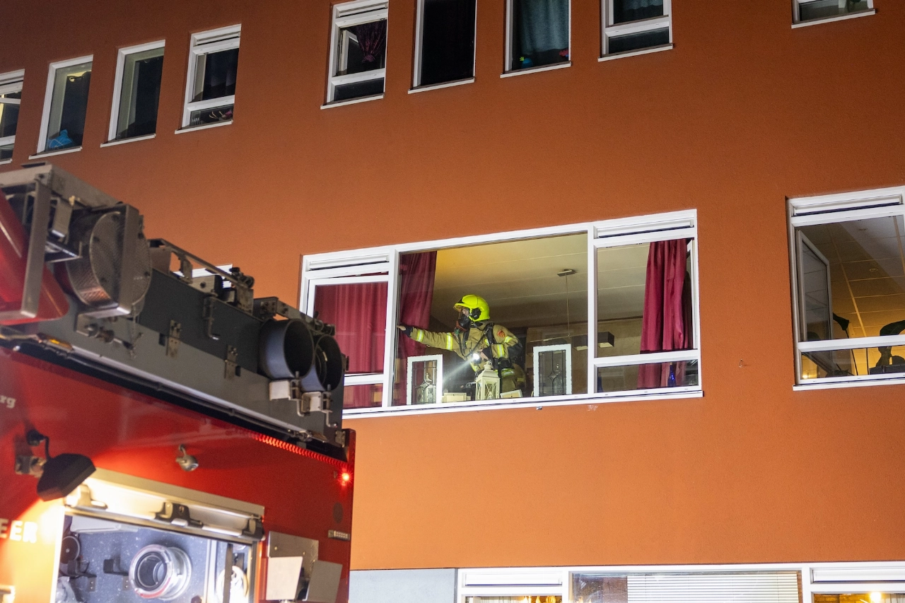Buurman redt bewoner uit woning Van Marumstraat