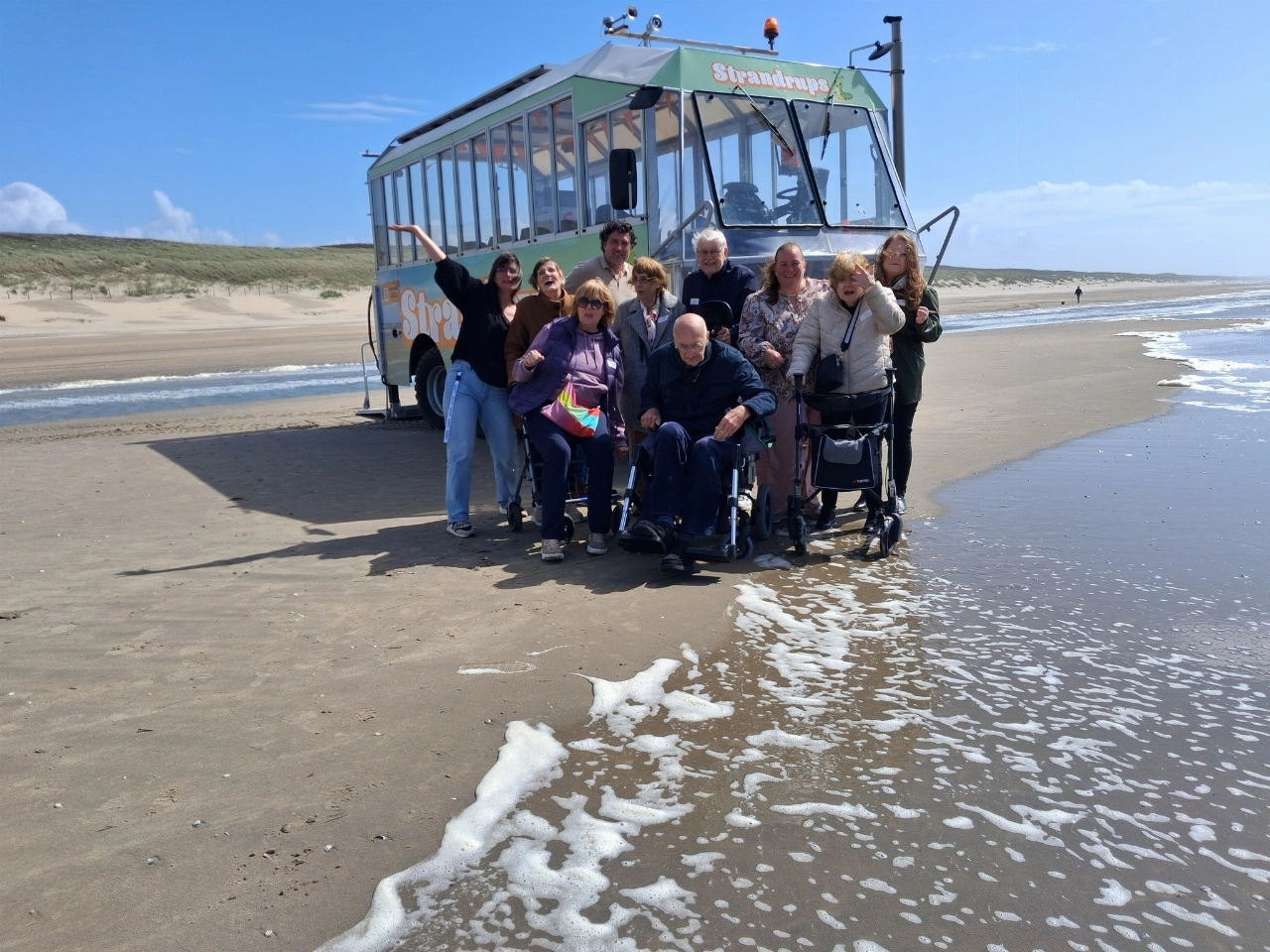 Herbergier-bewoners naar het strand