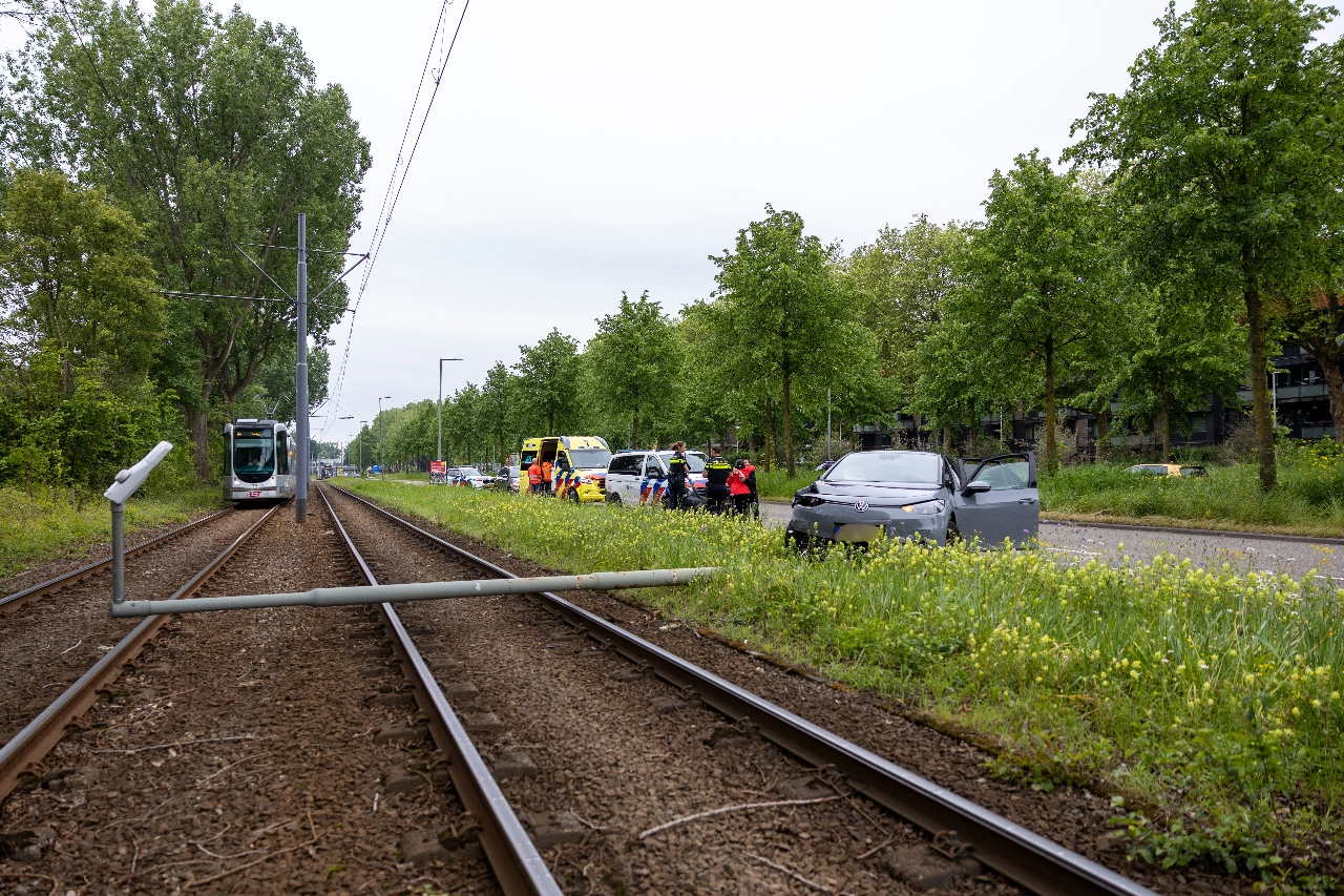 Omgevallen lantaarnpaal verspert trambaan na ongeluk