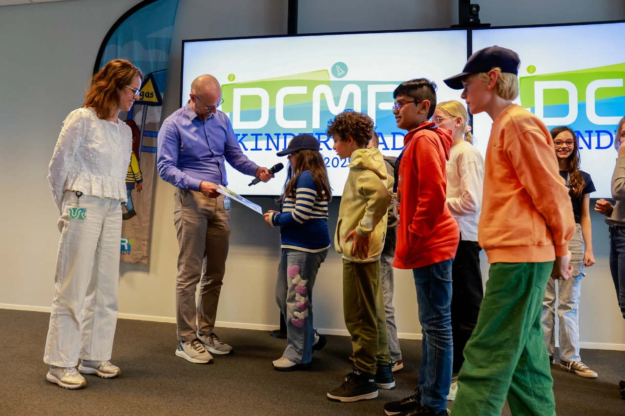 Kinderen presenteren ideeën voor betere leefomgeving aan DCMR