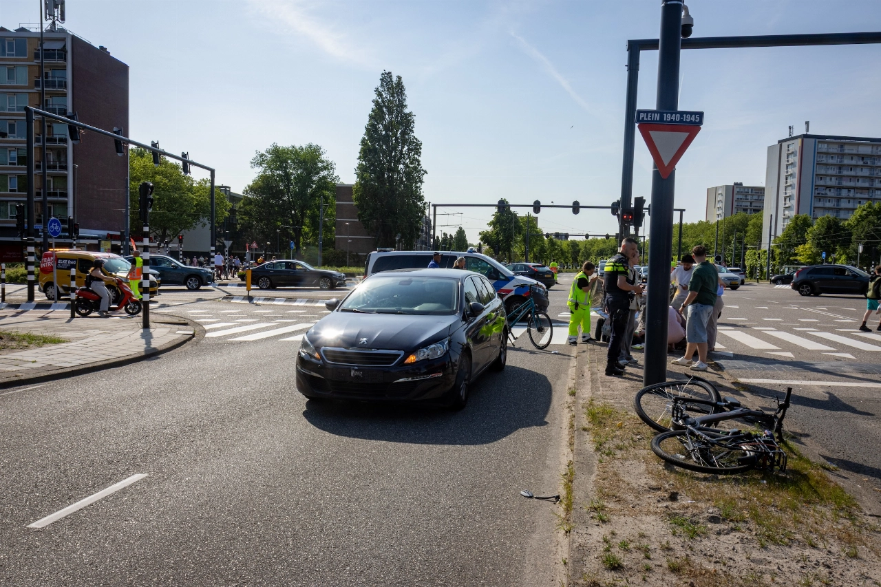 Fietser gewond bij aanrijding op Plein 40-45