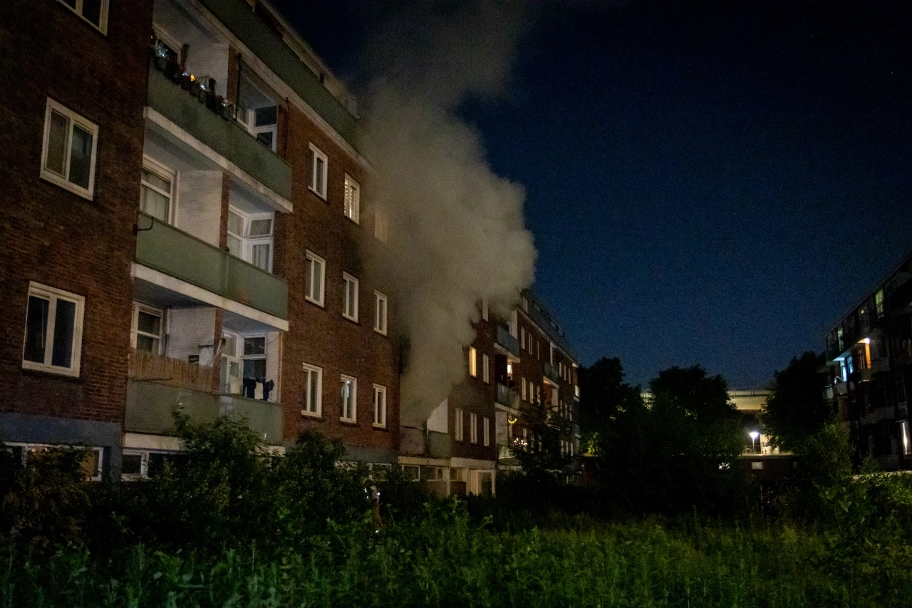 Brandweer redt mens en dier bij uitslaande brand