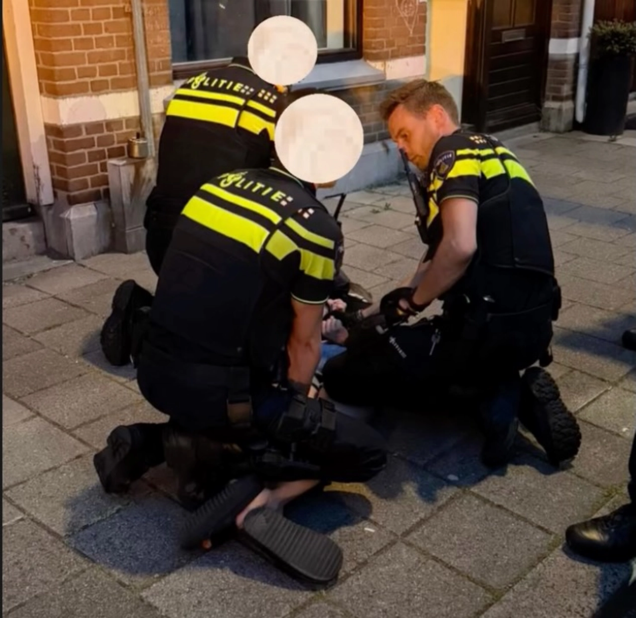 Agressieve vrouw in de boeien geslagen