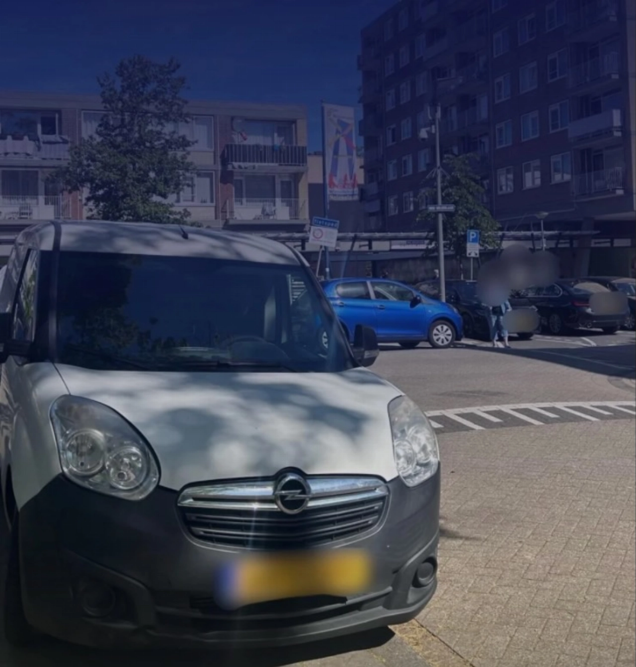 Politie bekeurt foutparkeerders op Nolenslaan