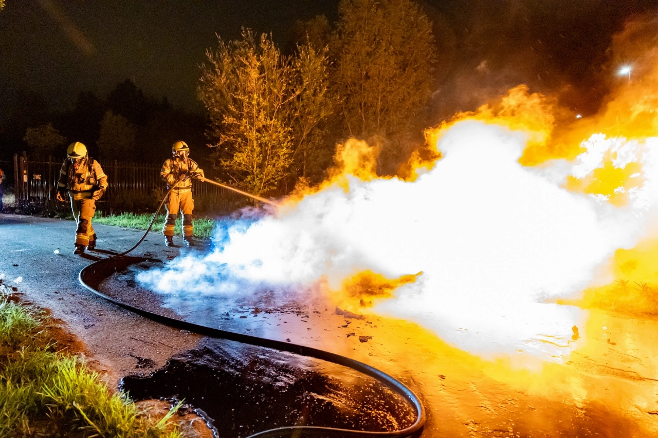 Jerrycans in brand gestoken