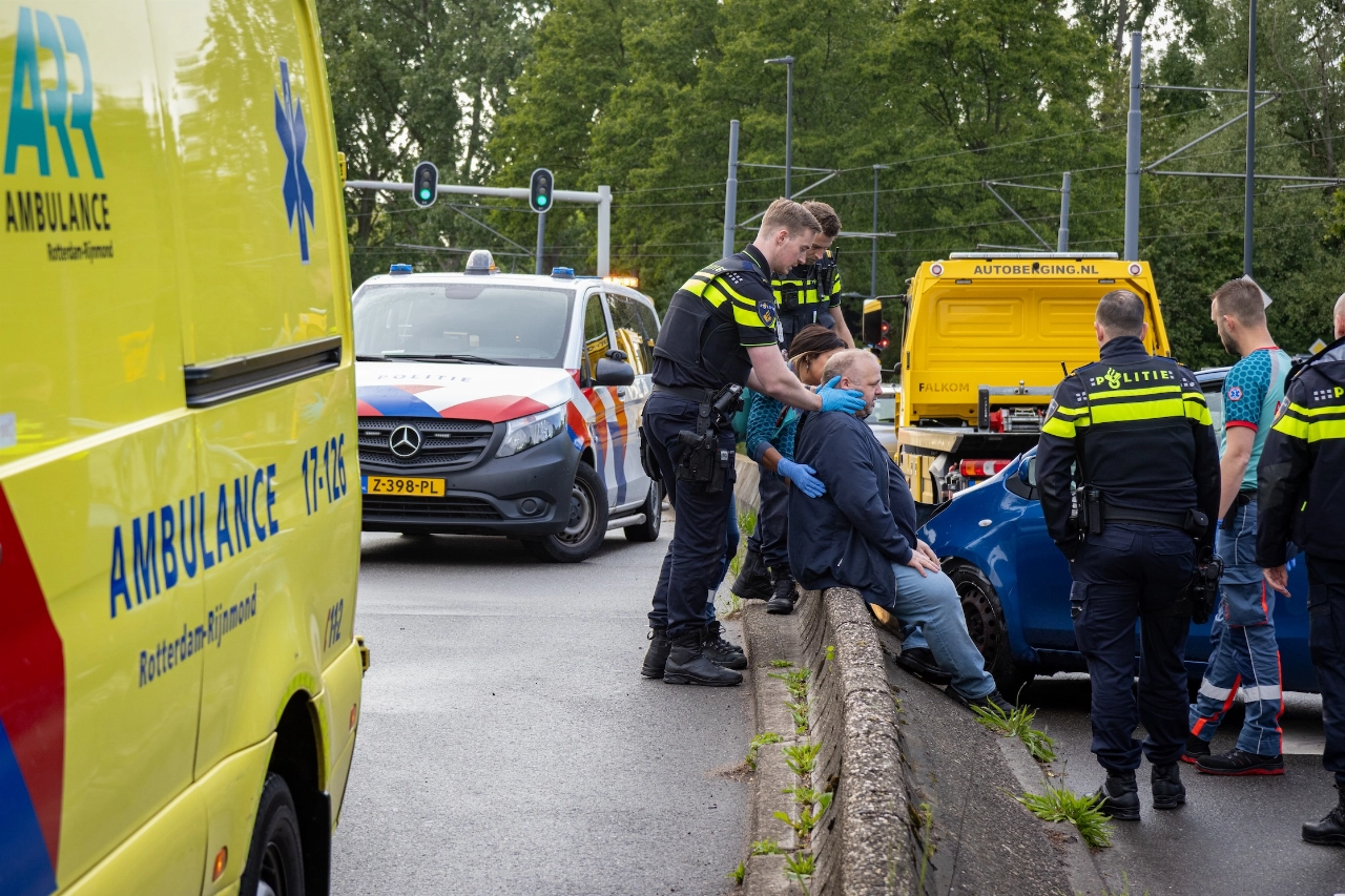 Auto tegen middenberm na aanrijding