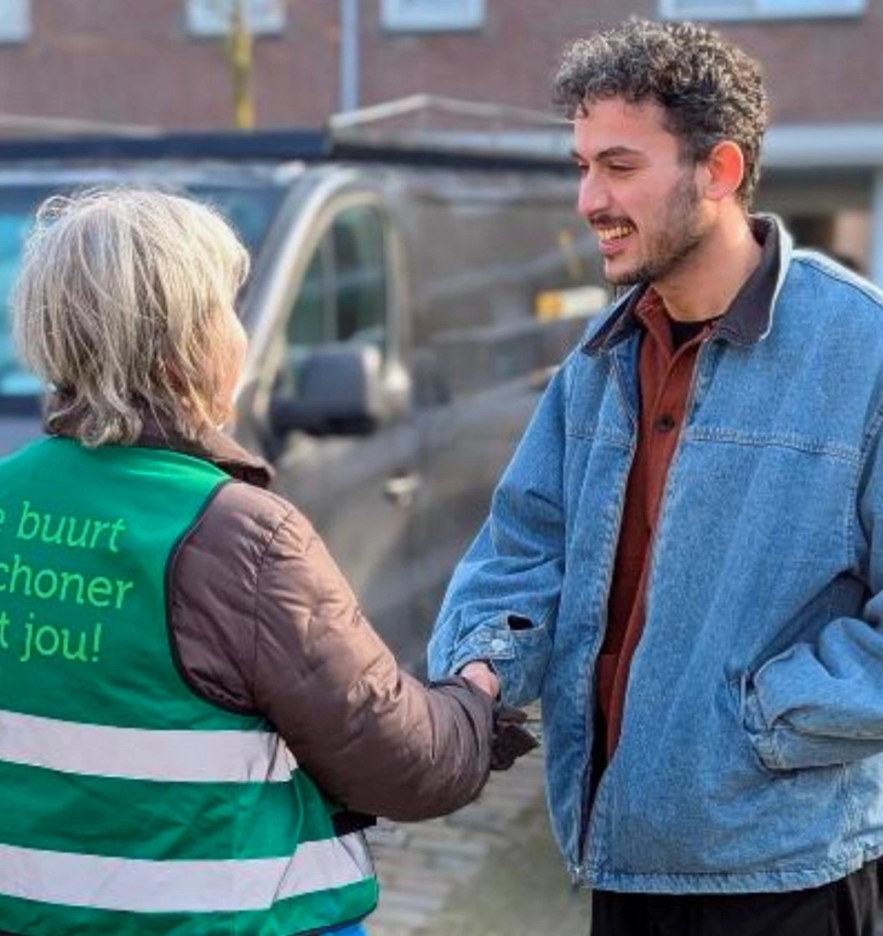 Bewoners Herbergier delen fruit uit bij terugkeer Avondvierdaagse