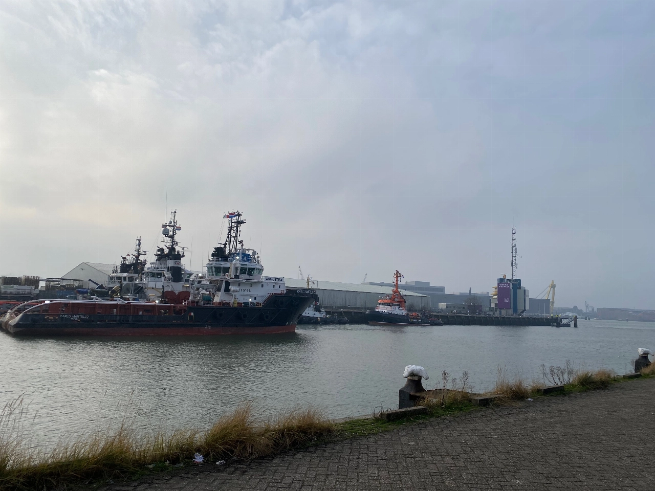 64 kilo cocaïne gevonden onder schip in IJsselhaven
