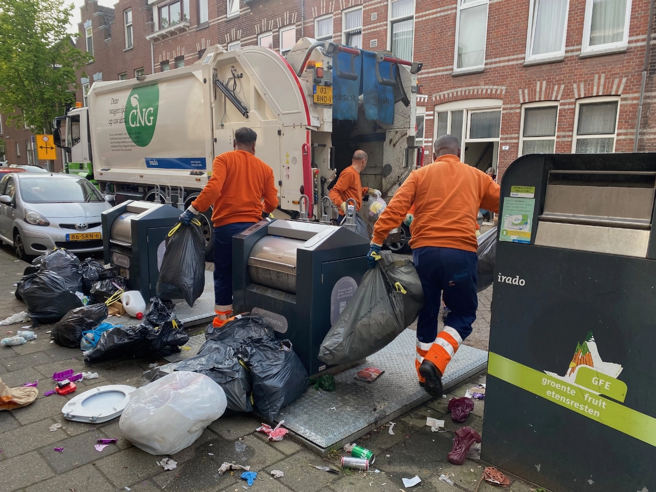 Irado heeft het vuil bijna van de Schiedamse straten