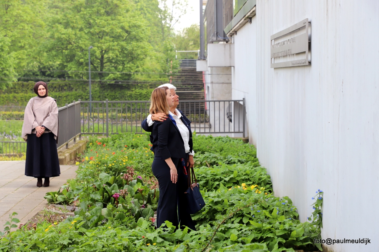 Herdenking treinramp in beeld