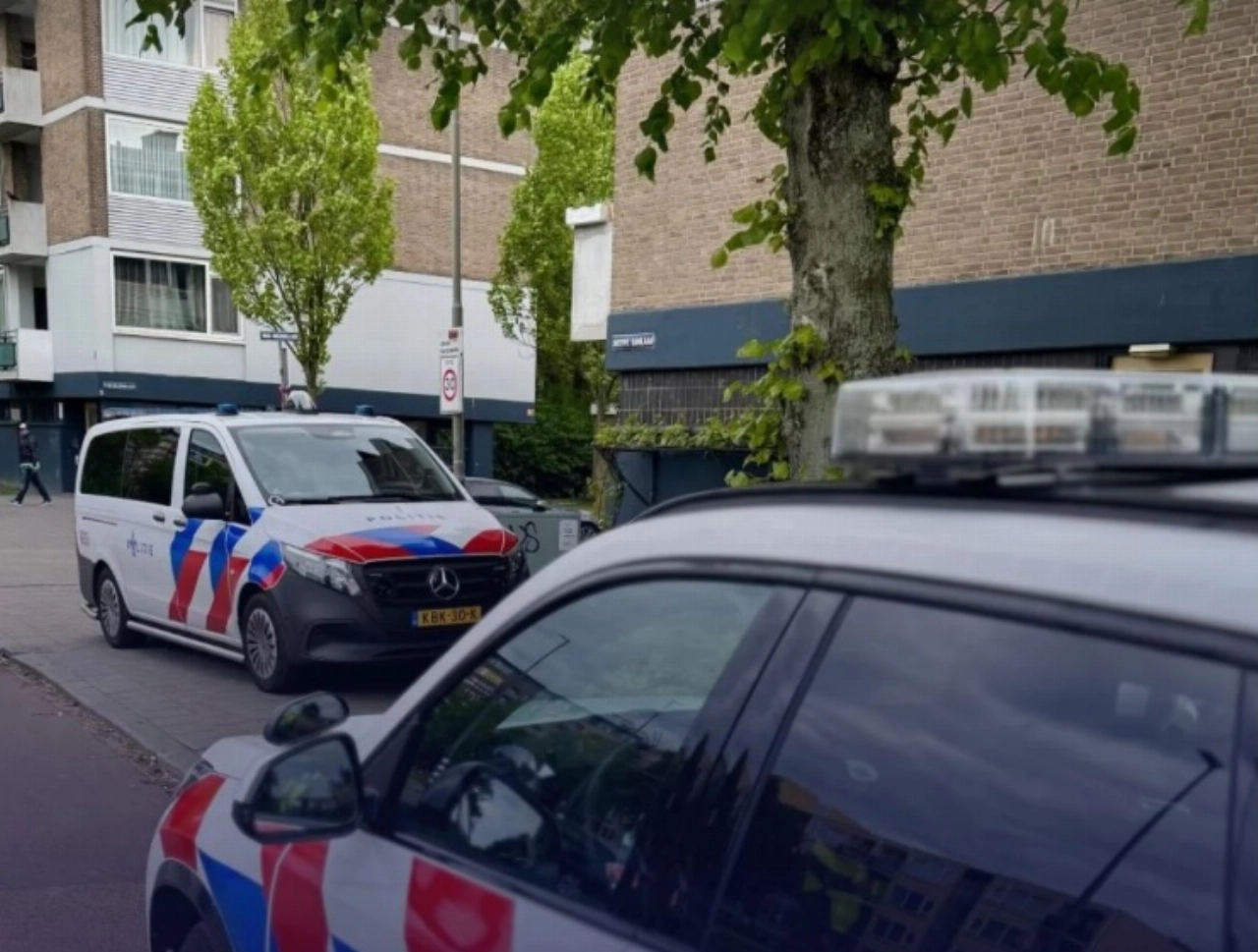Op de bon voor rondhangen in portiek