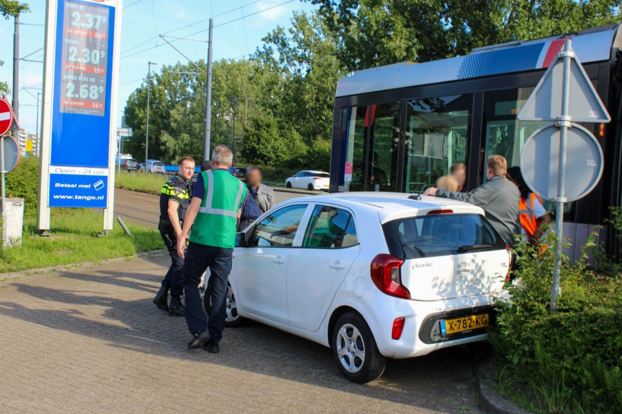 Tram botst op auto, passagiers lopend verder