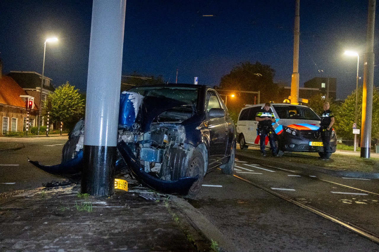 Auto ramt paal bij wegsplitsing op Broersvest