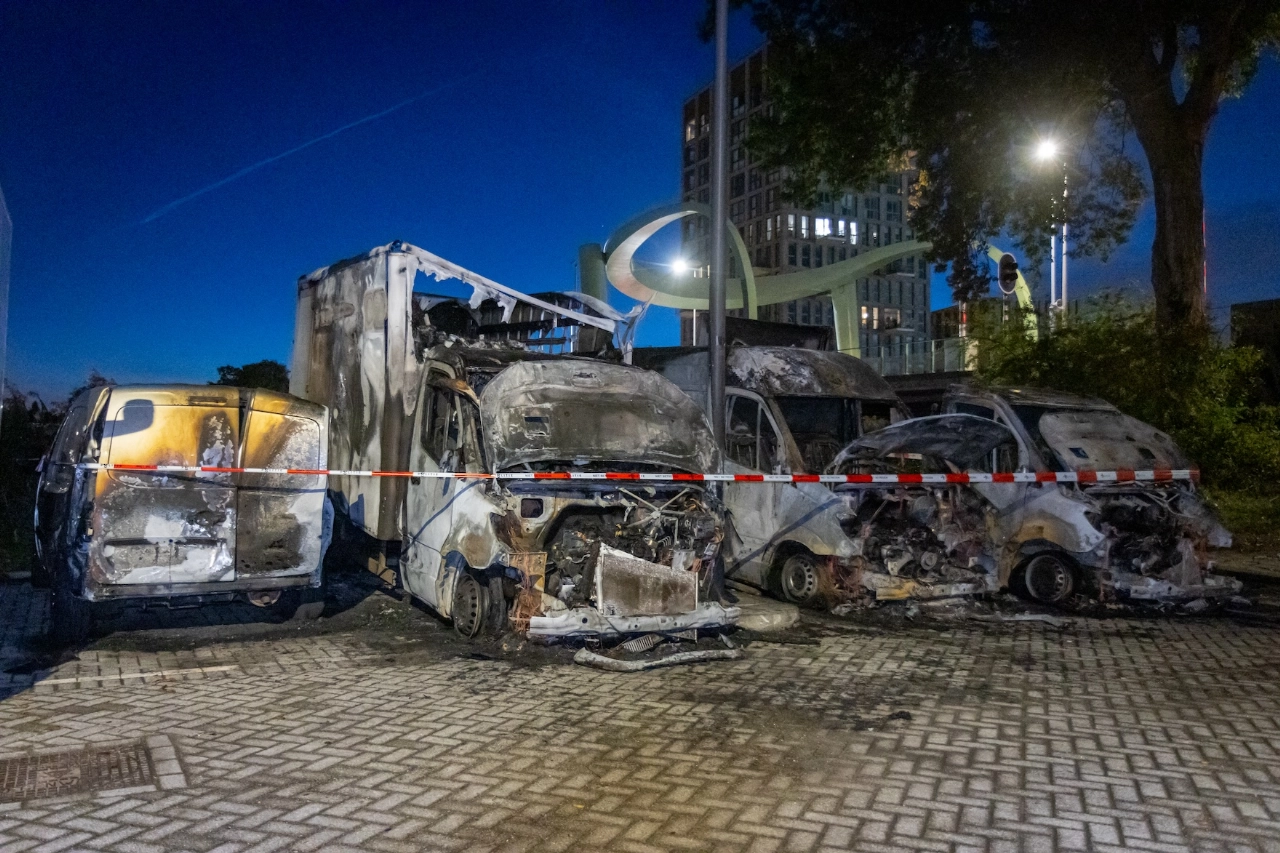 Vier bedrijfsbusjes volledig uitgebrand