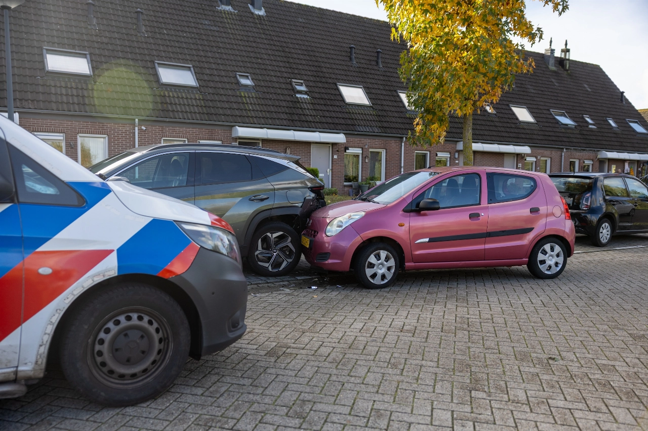 Aanrijding op geparkeerde auto