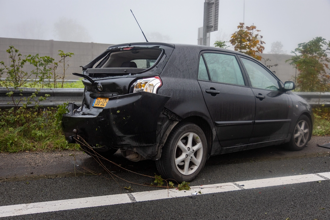 Auto eindigt na aanrijding in vangrail op mistige A4