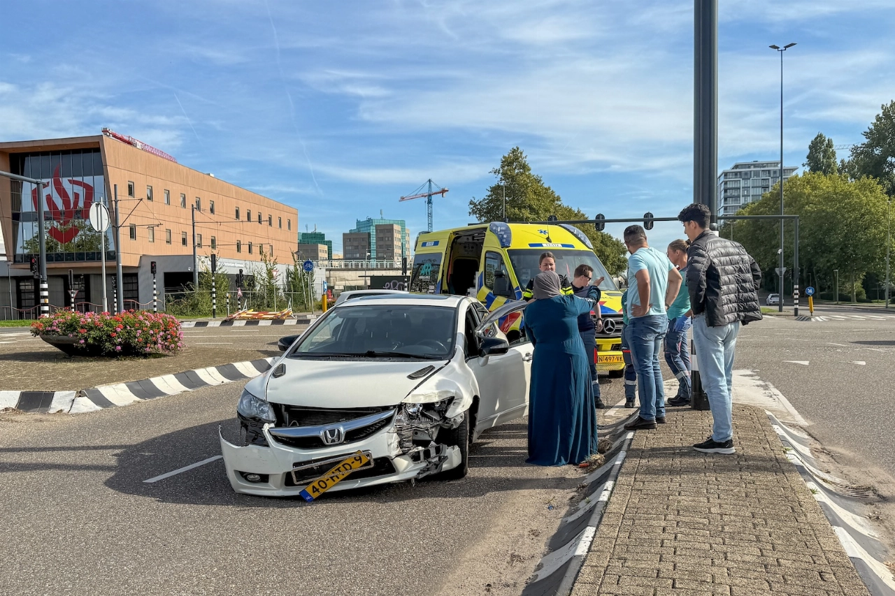 Ambulance tijdens spoedrit in botsing met auto