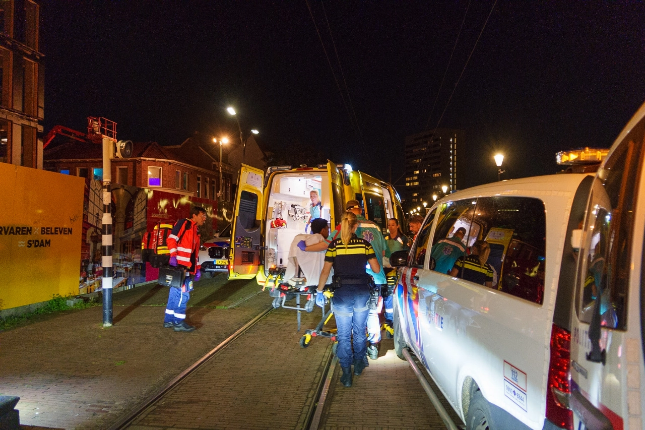 Man met spoed naar ziekenhuis na steekincident