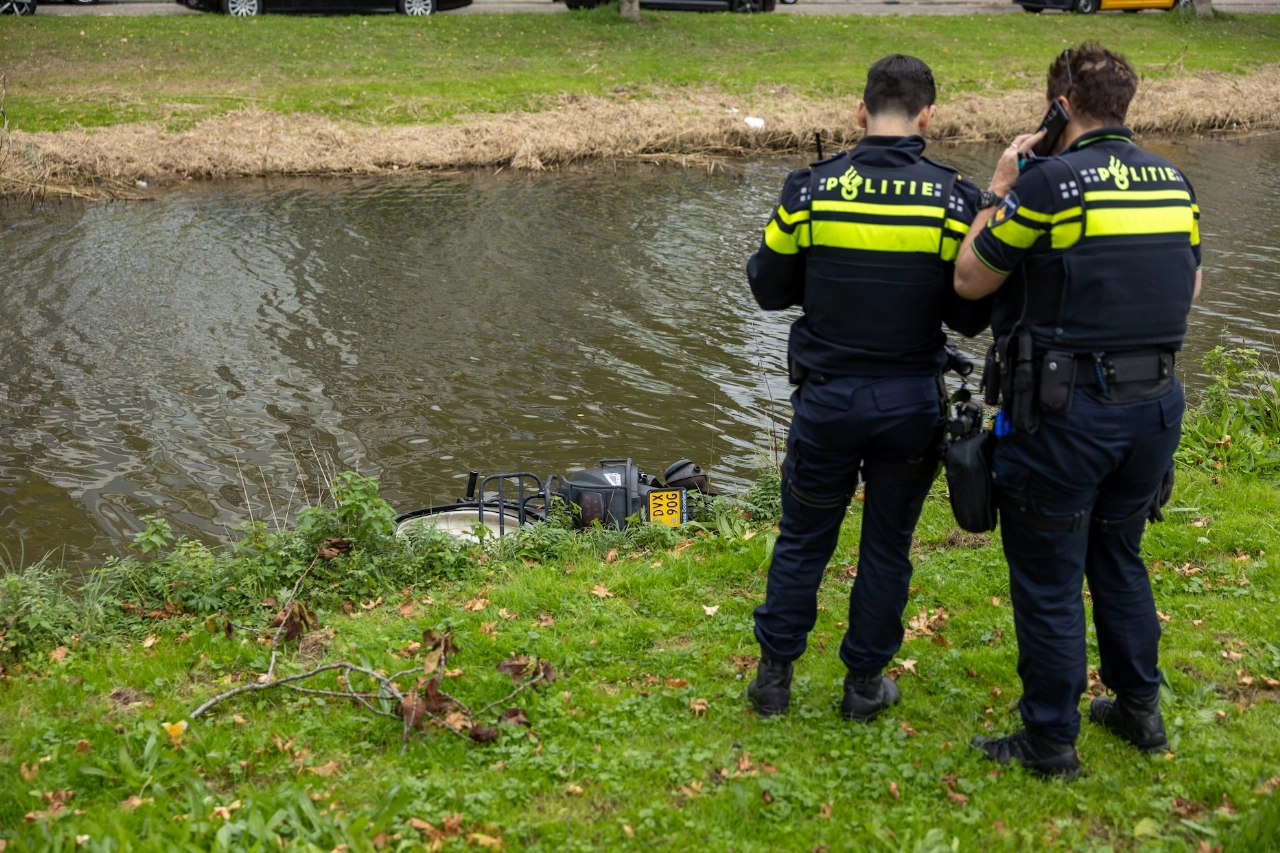 Scooter in water gegooid na aanrijding