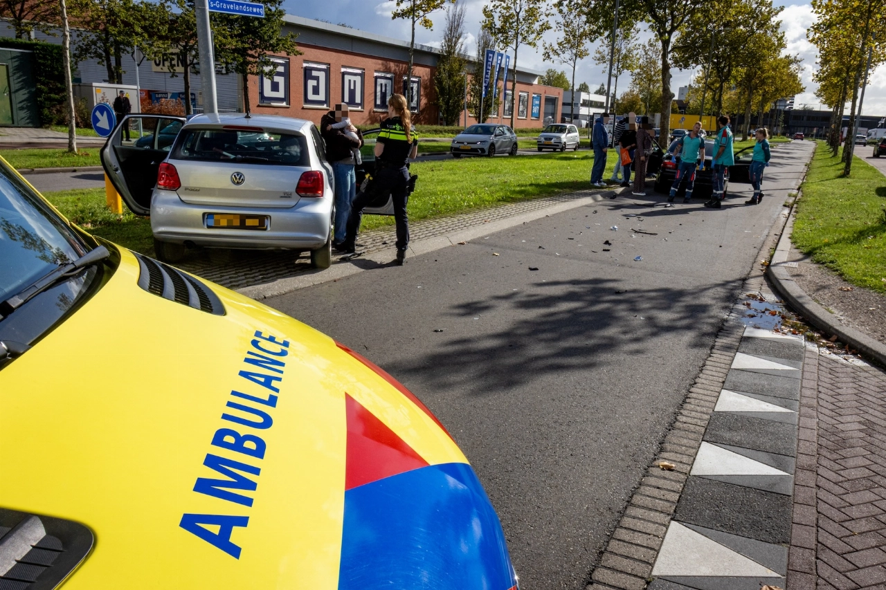 Schade na botsing op 's-Gravelandseweg