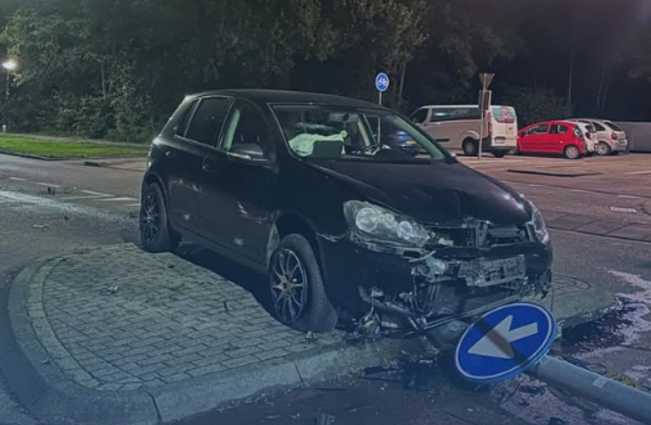 Automobilist onder invloed rijdt lantaarnpaal uit de grond