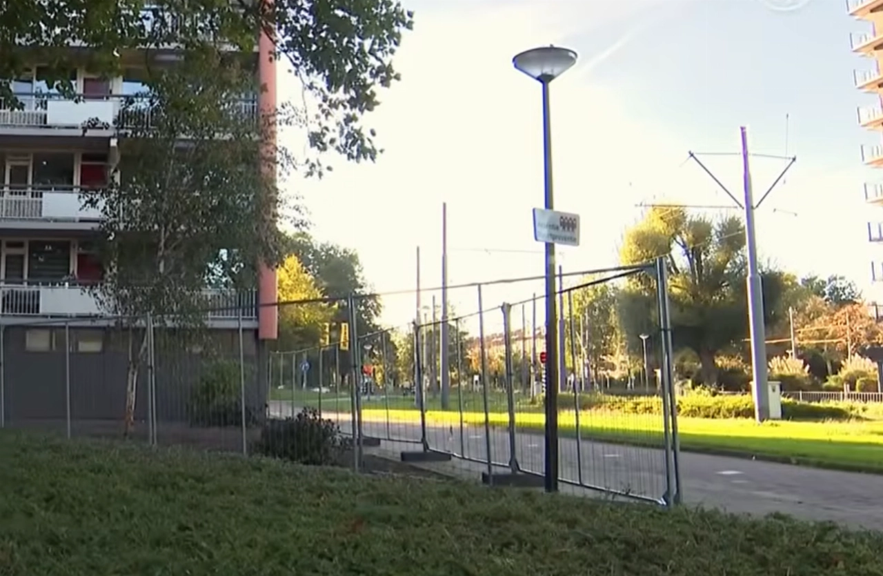 Ook grond bij Bachplein afgezet na dood zesde hond