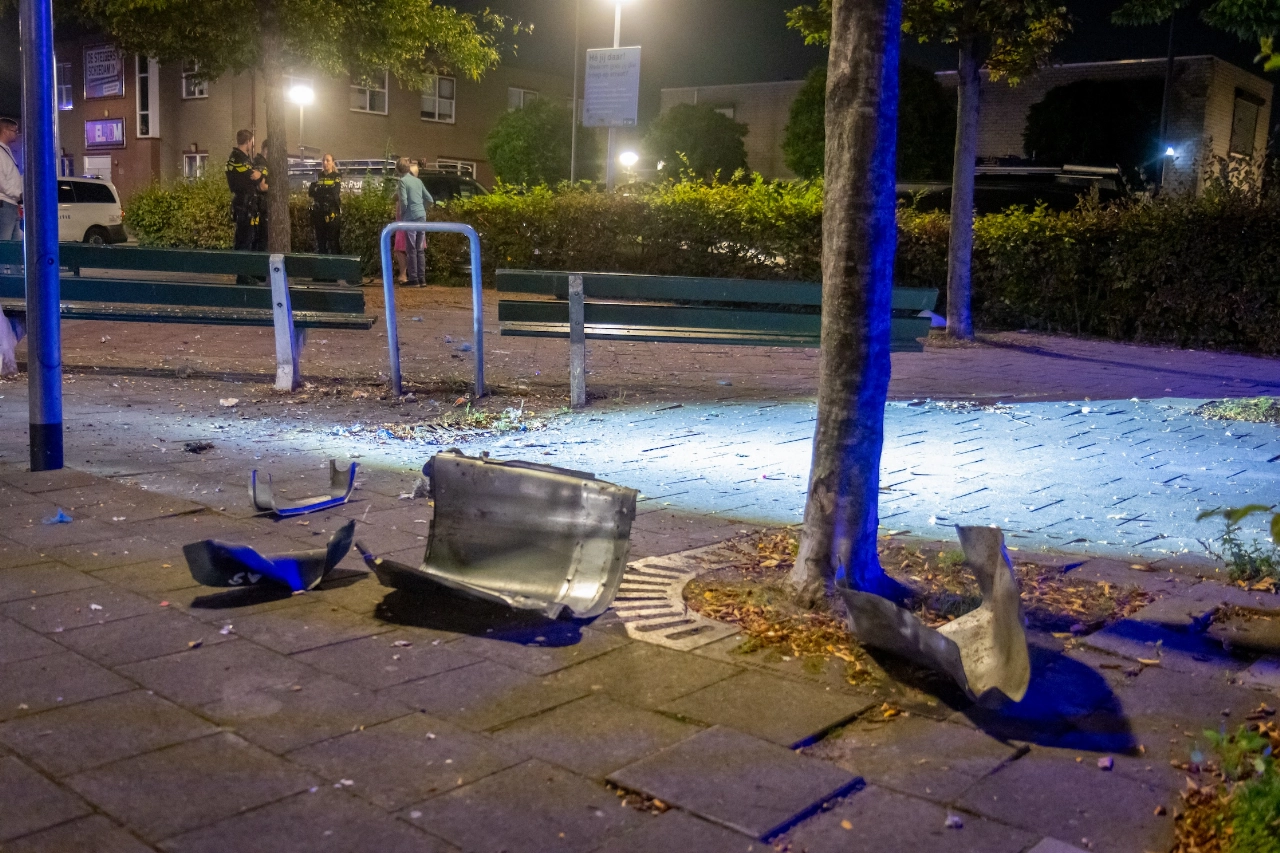 Opgeblazen prullenbak zorgt voor schade aan auto’s