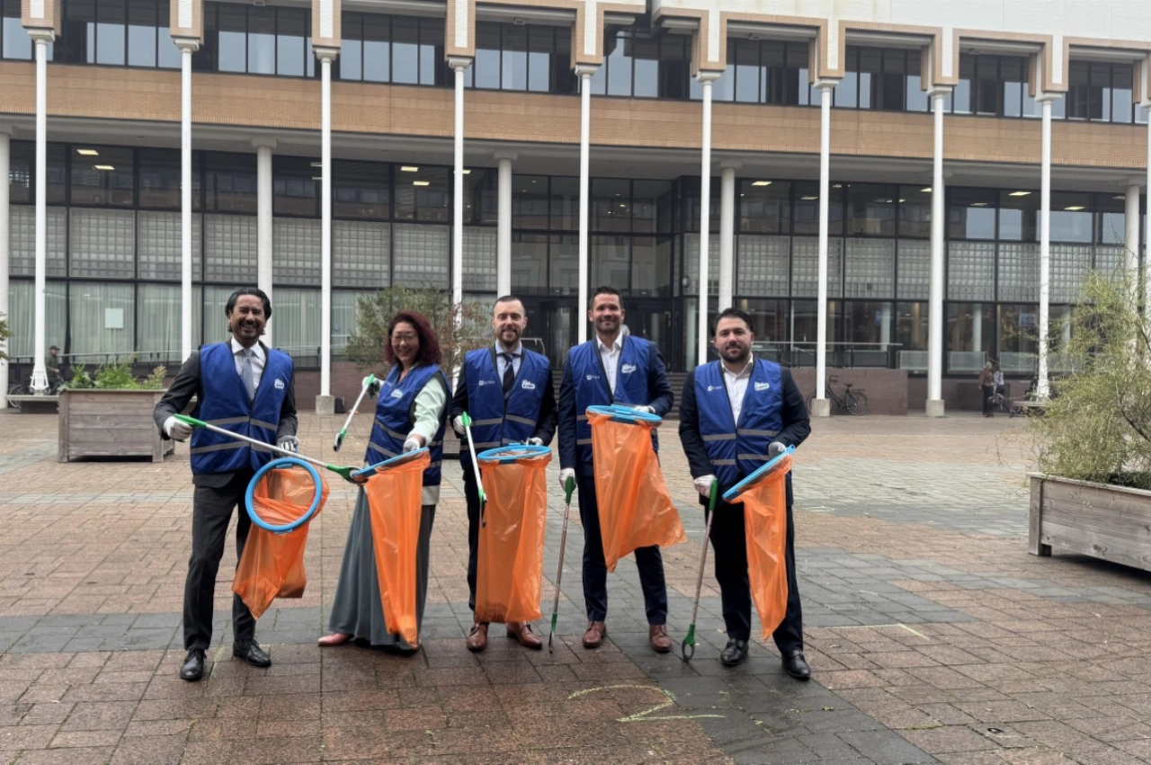 College aan de afvalprikkers voor ‘Schiedam in 1 dag schoon’