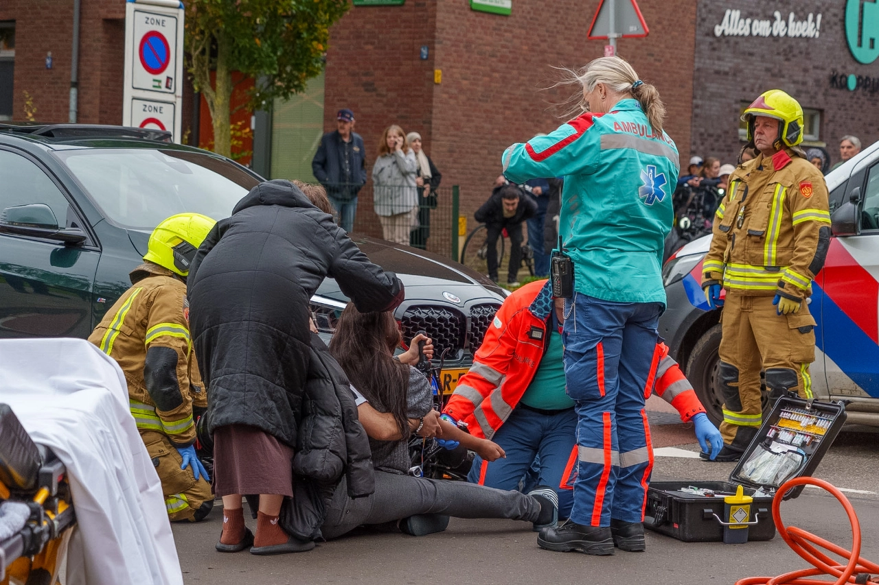 Brandweer haalt fietster onder auto vandaan
