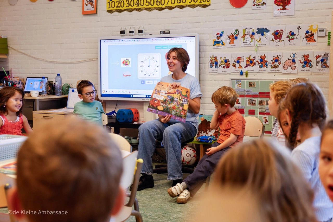Kinderen Windas ontvangen Roekoe-doeboe