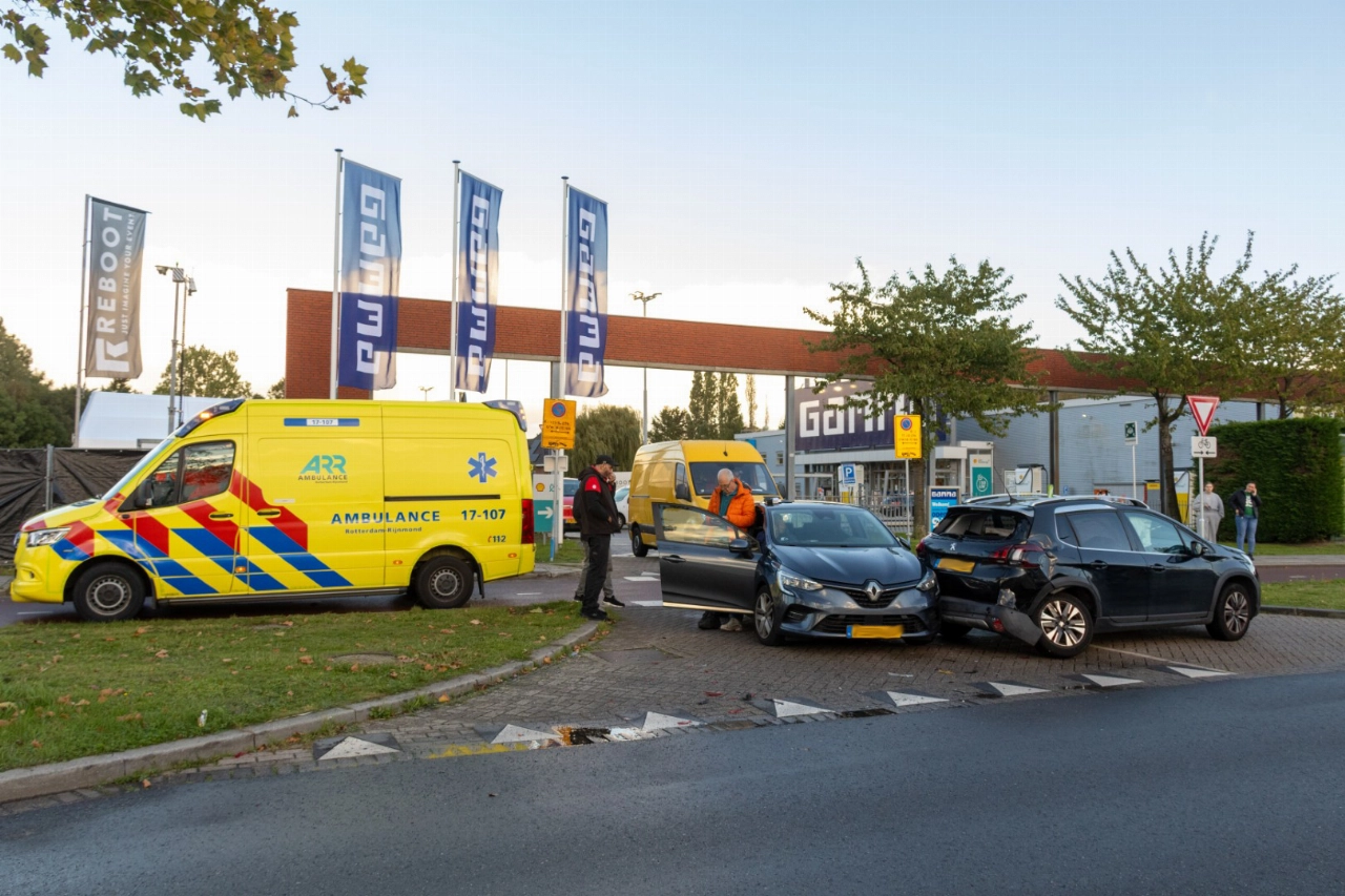 Drie voertuigen botsen bij ingang Gamma