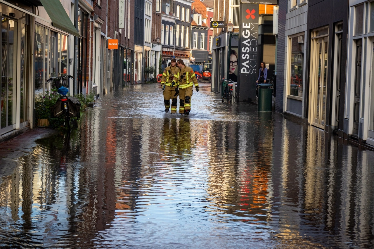 Hoogstraat onder water na leidingbreuk