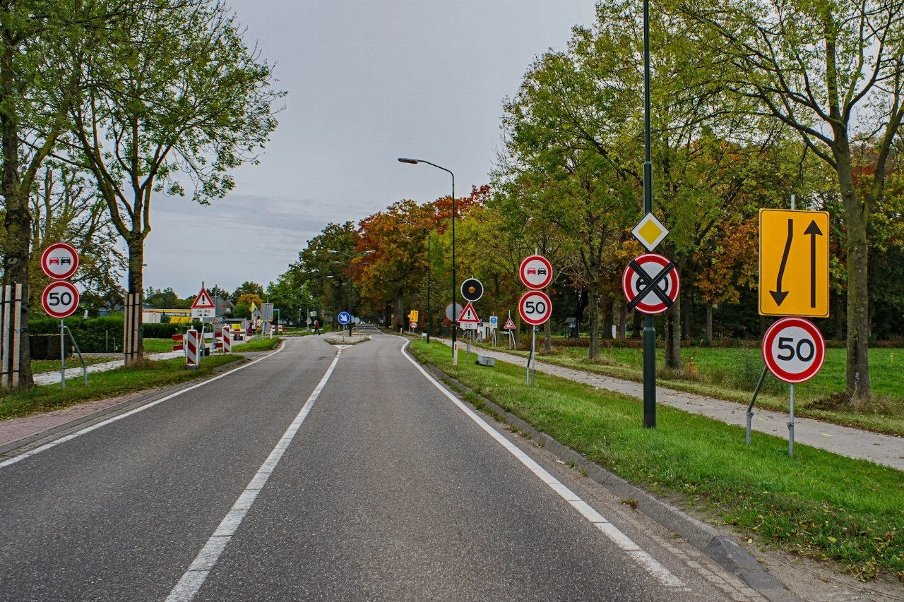 Doorgaande weg dicht: wie regelt verkeer, waarop let je?