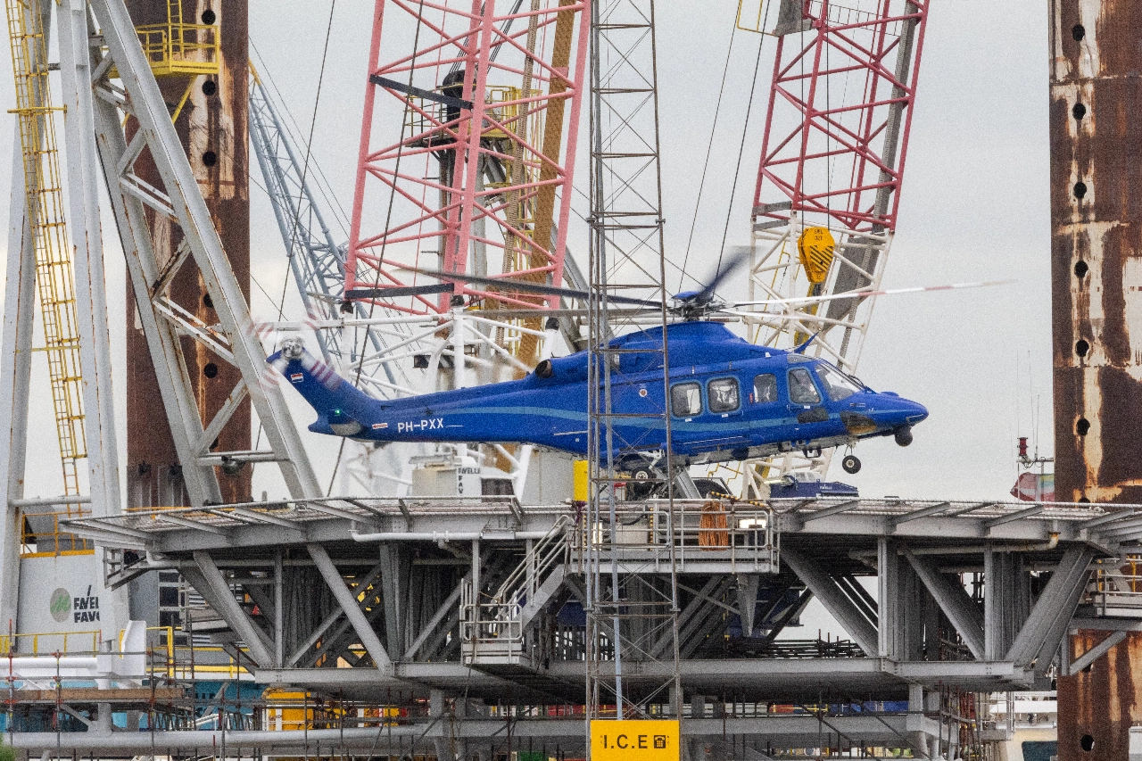 Politiehelikopter oefent tussen kranen op terrein van Mammoet