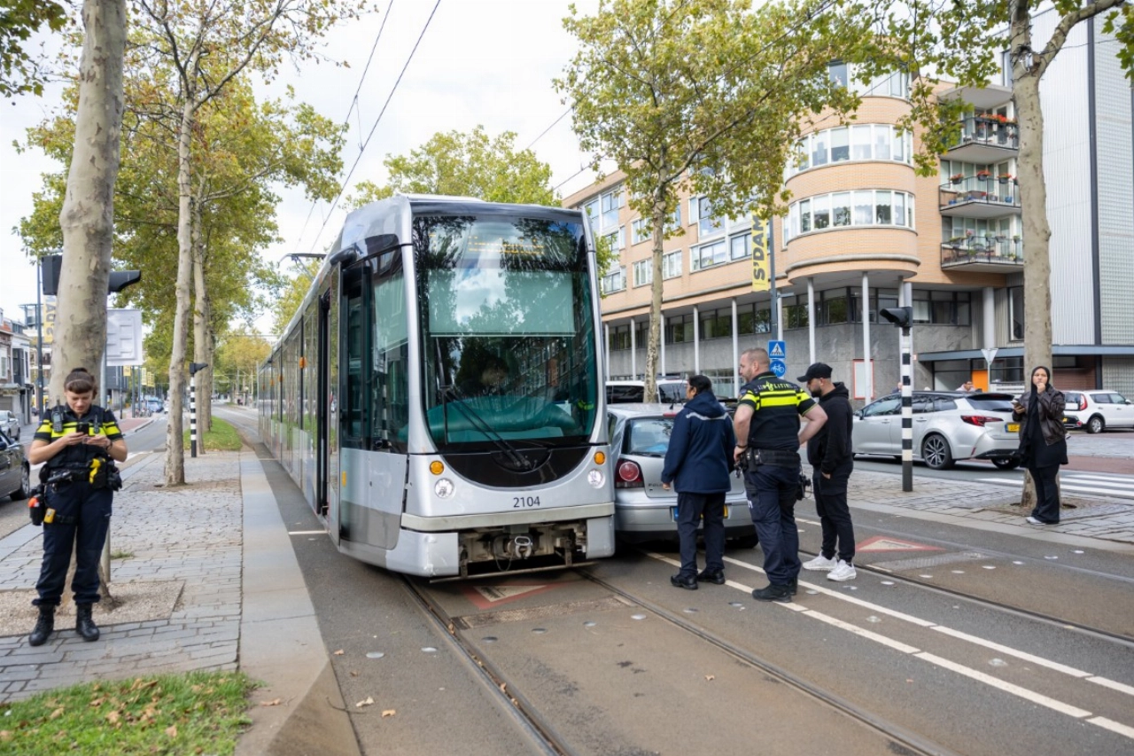 Auto flink beschadigd na botsing met tram op Broersvest