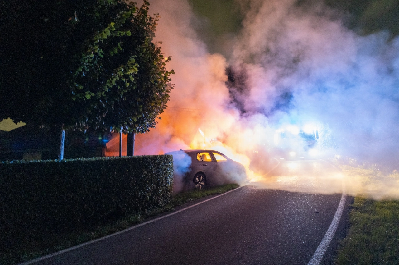 Auto in brand aan Polderweg