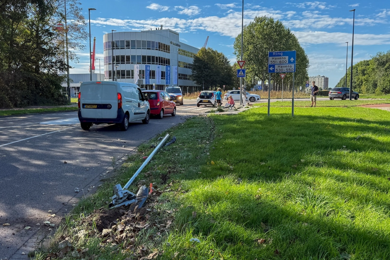 Harde klap tegen paal