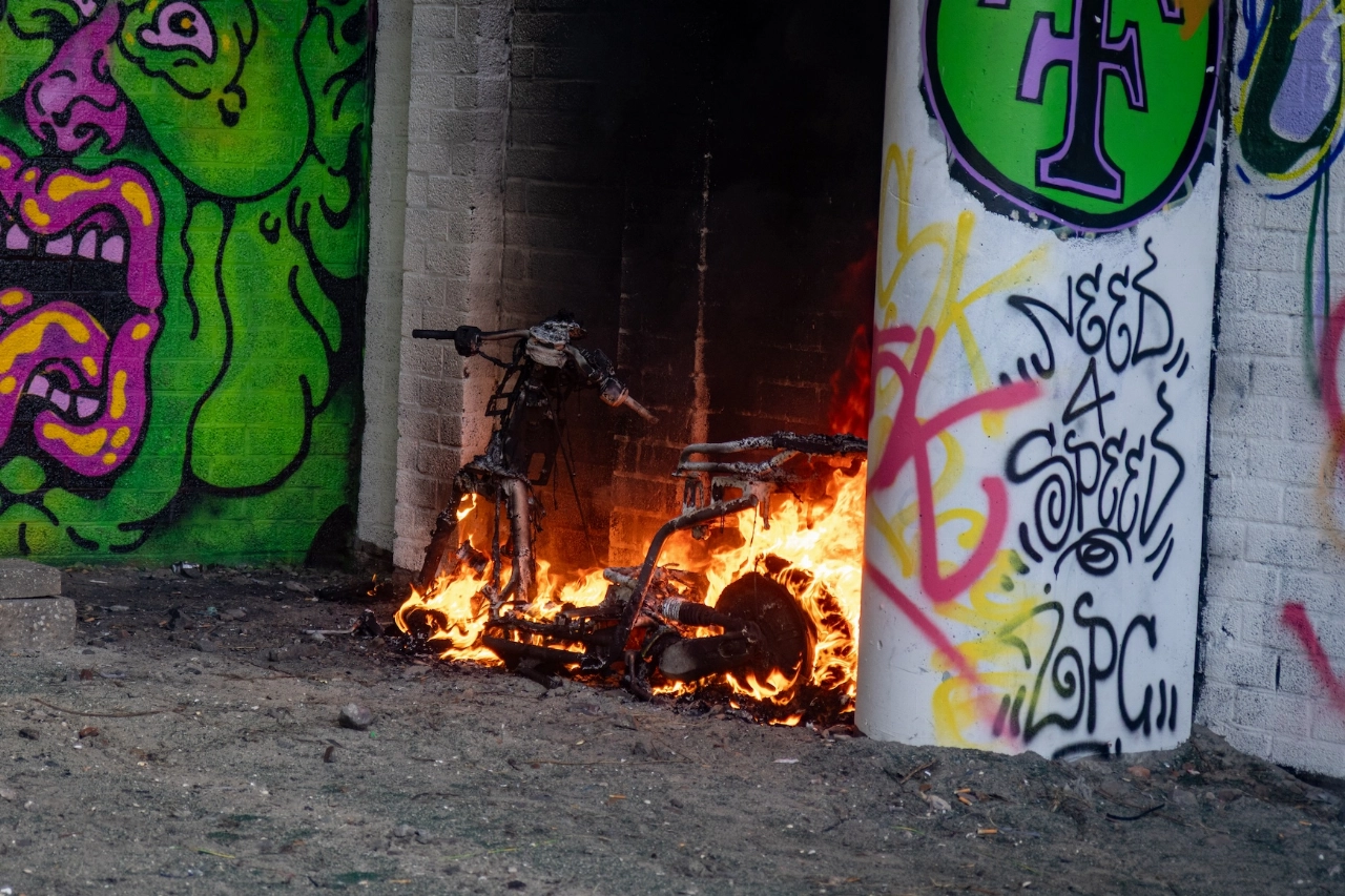 Rook over spoor door brandende scooter