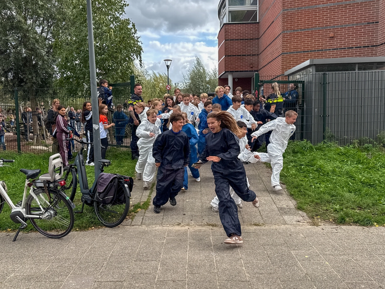 Politie en Lichtblauwe Brigade achtervolgen 120 jongeren