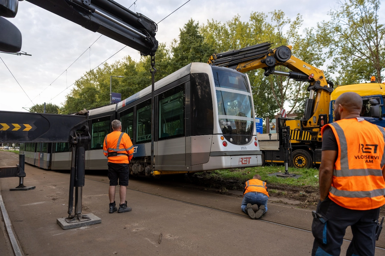 Tram loopt uit de rails