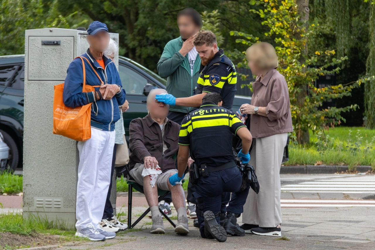 Agenten verzorgen gewonde