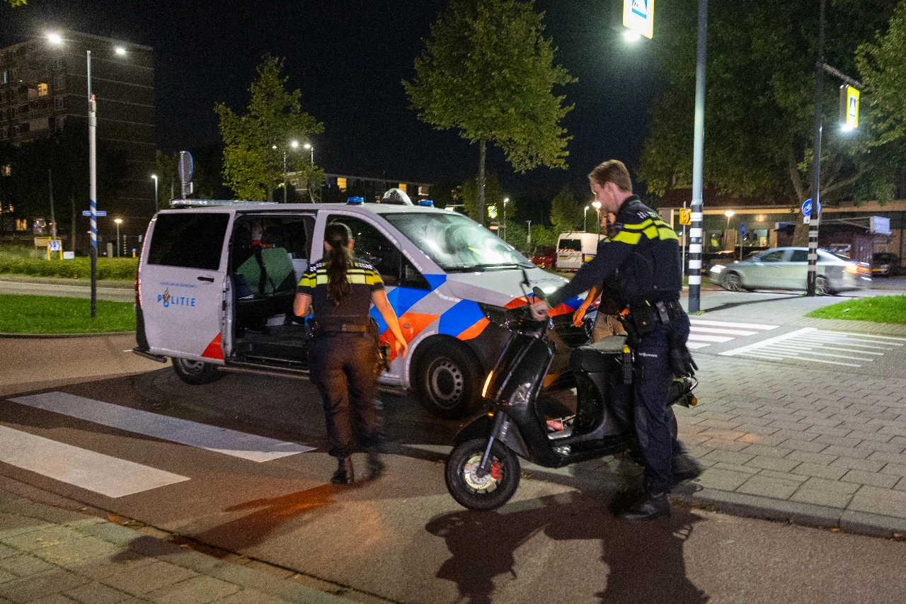 Automobilist rijdt door na aanrijding met scooter