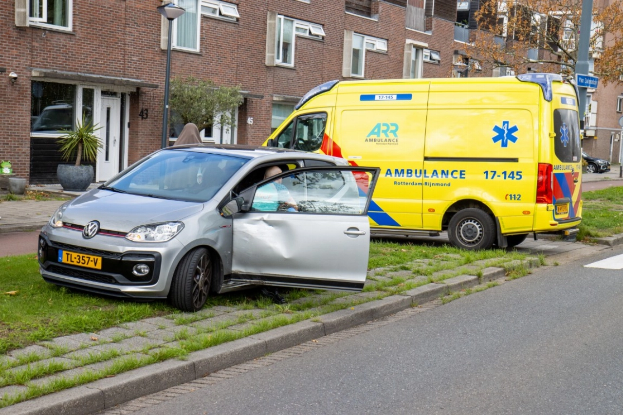 Van Dalsumlaan tijdelijk dicht na botsing tussen twee auto's