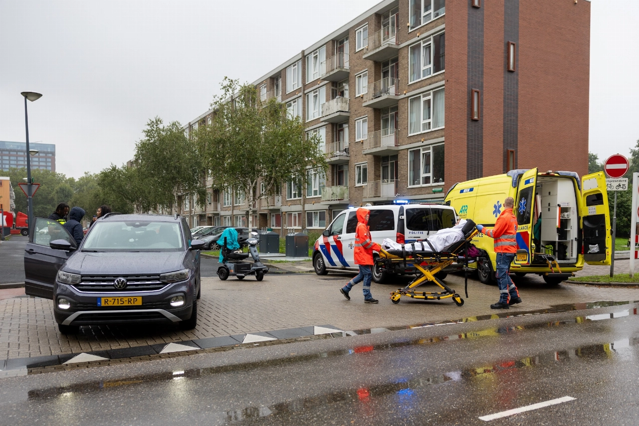 Vrouw in scootmobiel kantelt na aanrijding