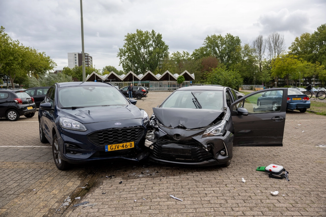 Automobilist rijdt vier auto's aan op Bachplein