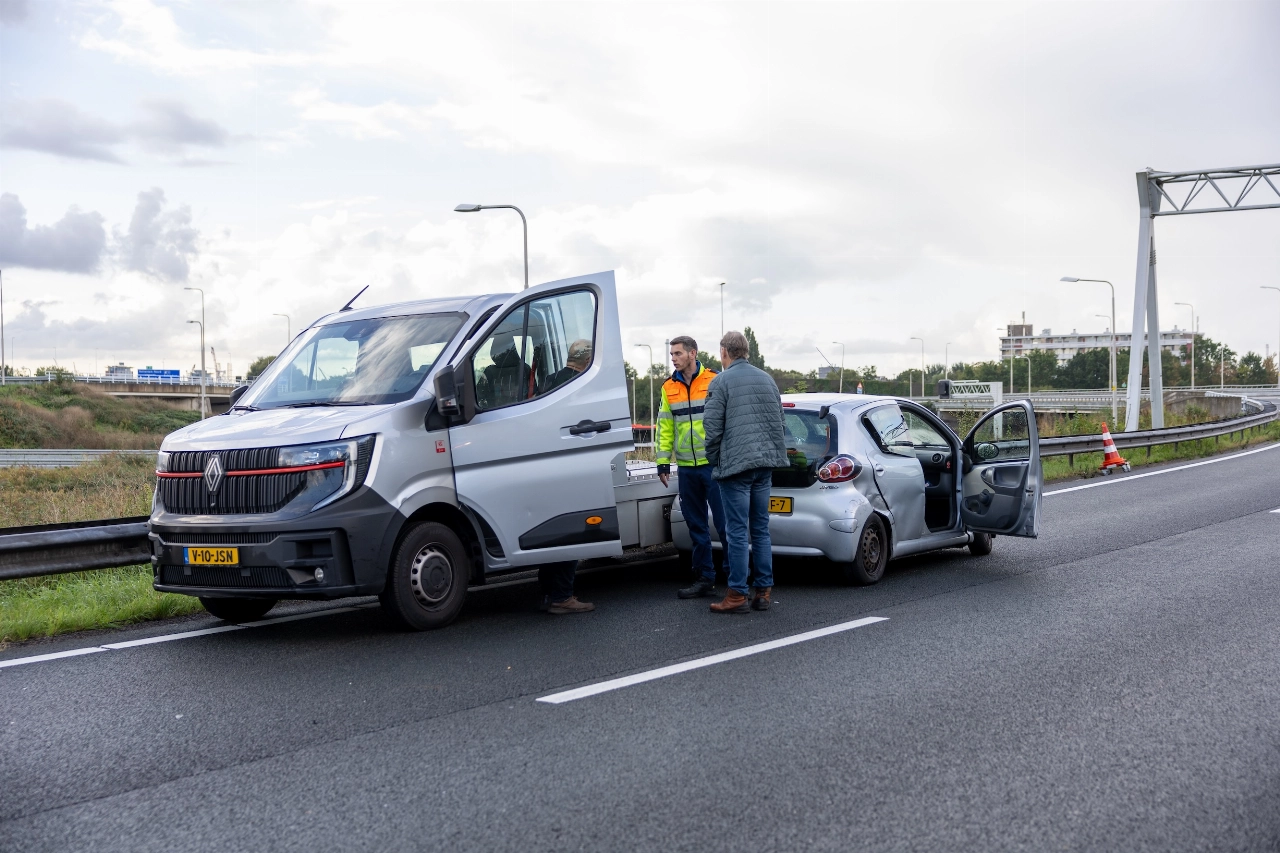Bocht A20 naar Beneluxtunnel dicht door ongeval