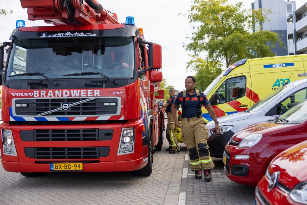 Vrouw met hoogwerker uit woning gehaald in Schiedam