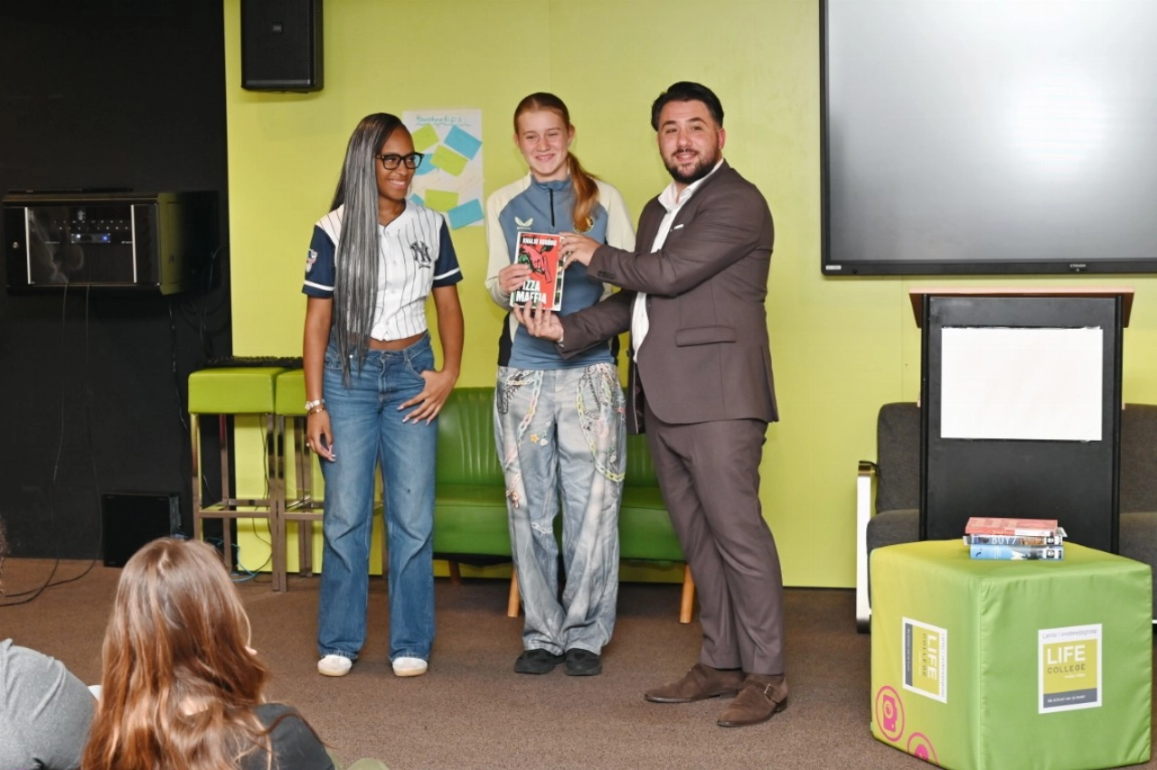 LIFE College opent schoolbibliotheek in samenwerking met de Bibliotheek Schiedam