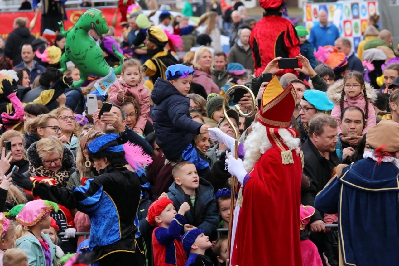 't wordt weer feest,  morgen als de Sint naar de stad komt