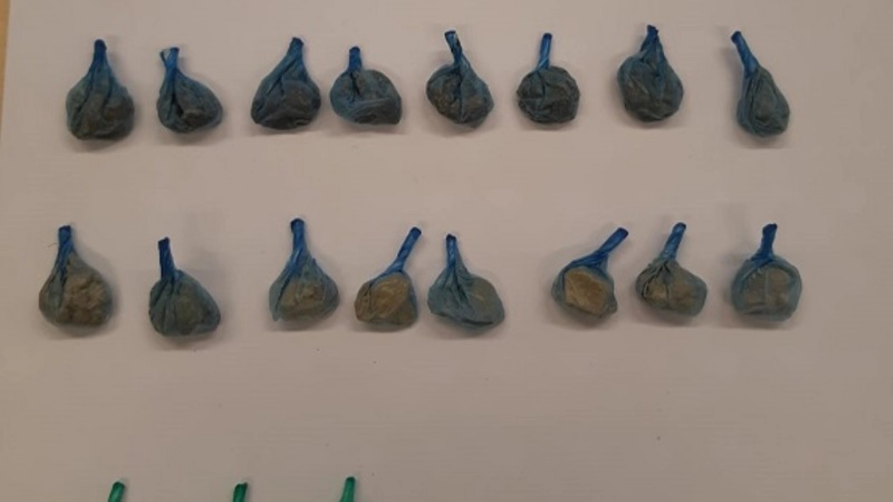 Hero&iuml;ne en coca&iuml;ne in auto, bestuurder aangehouden